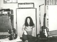 PHOTO - Kevin Eric Saunders aka bonze blayk with Dual Showman and guitars wearing a LOVE ME HARD - DUST promotional tee posing with The Guitars of the ANGRY SAMOANS v1 following ultrarad mods.jpg